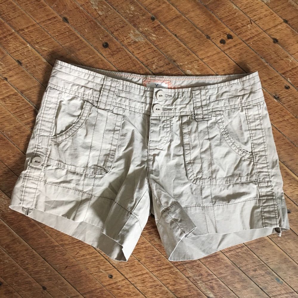 American Eagle size 4 tan lightweight midi shorts